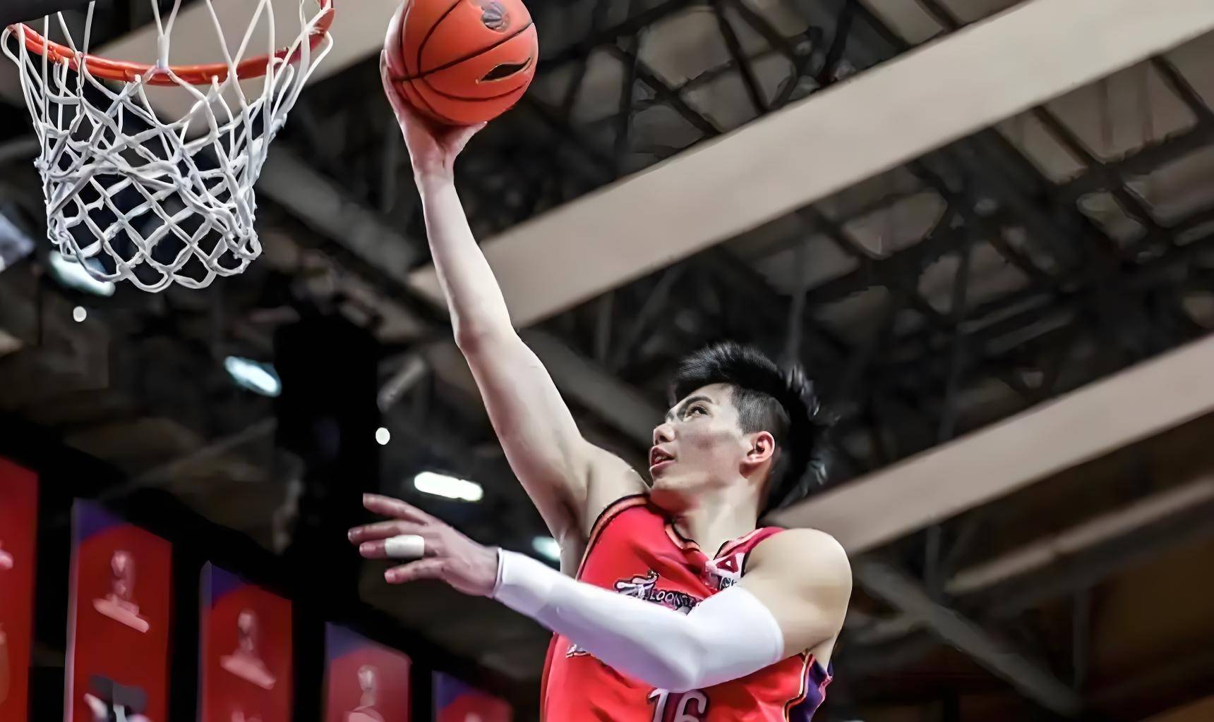 熊猫体育-训练课后全明星赛焦点战，四川男篮完成火线驰援，引发热议，阵容厚度经受考验(战士冲进火场救人引发热议)