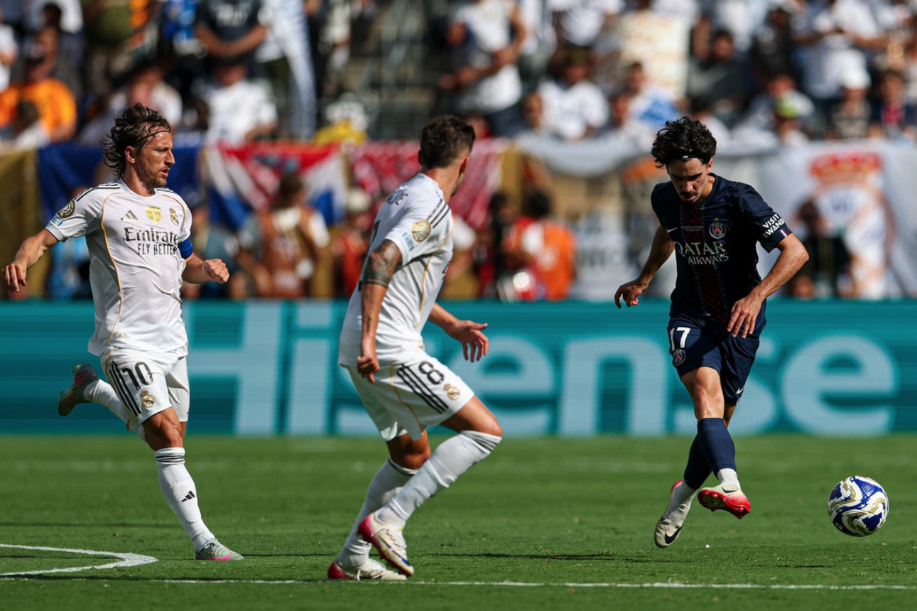 巴黎圣日耳曼发布备战花絮，今晚伤情更新，法国杯任务艰巨，临场指挥获称赞(巴黎圣日耳曼女足官网)